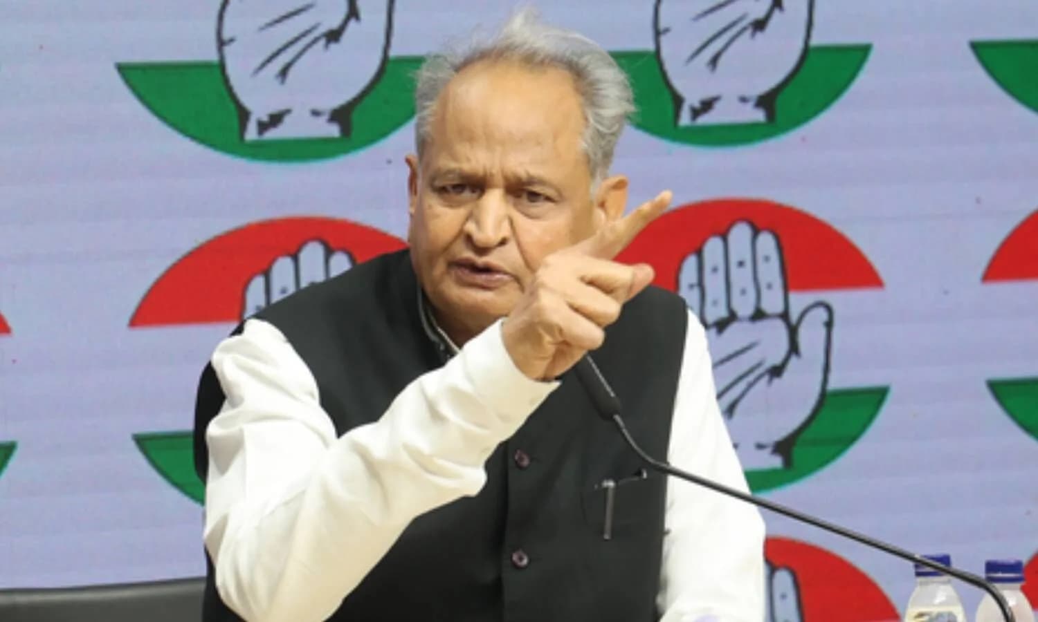 सोनिया की किताब पर सियासी संग्राम, गहलोत बोले—‘दबाव में पेंग्विन ने भारत में प्रकाशन से खींचे हाथ!’