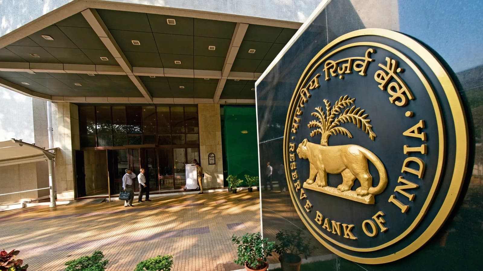 RBI ने आर्थिक जोखिमों पर जताई चिंता, महंगाई और विकास दर पर नजर