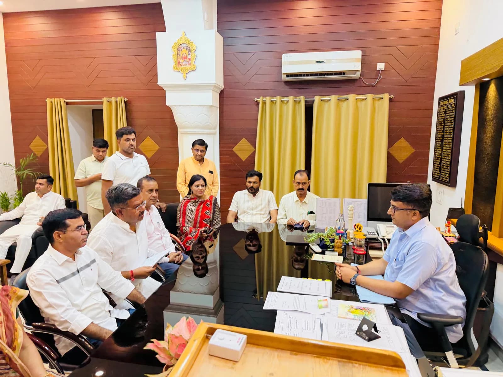 देशनोक निकाय चुनाव से पहले बाहरी लोगों की मौजूदगी पर कांग्रेस ने जताई चिंता, कलेक्टर को सौंपा ज्ञापन