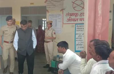 जिला निर्वाचन अधिकारी और एसपी ने किया मतदान केंद्रों का निरीक्षण, निष्पक्ष चुनाव के दिए निर्देश