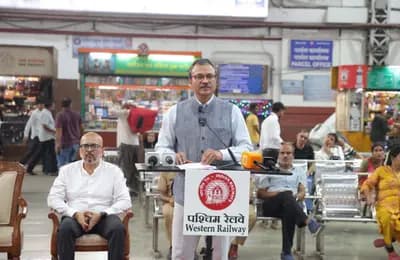 पश्चिम रेलवे के महाप्रबंधक रामाश्रय पाण्डेय ने यात्रियों से किया सीधा संवाद
