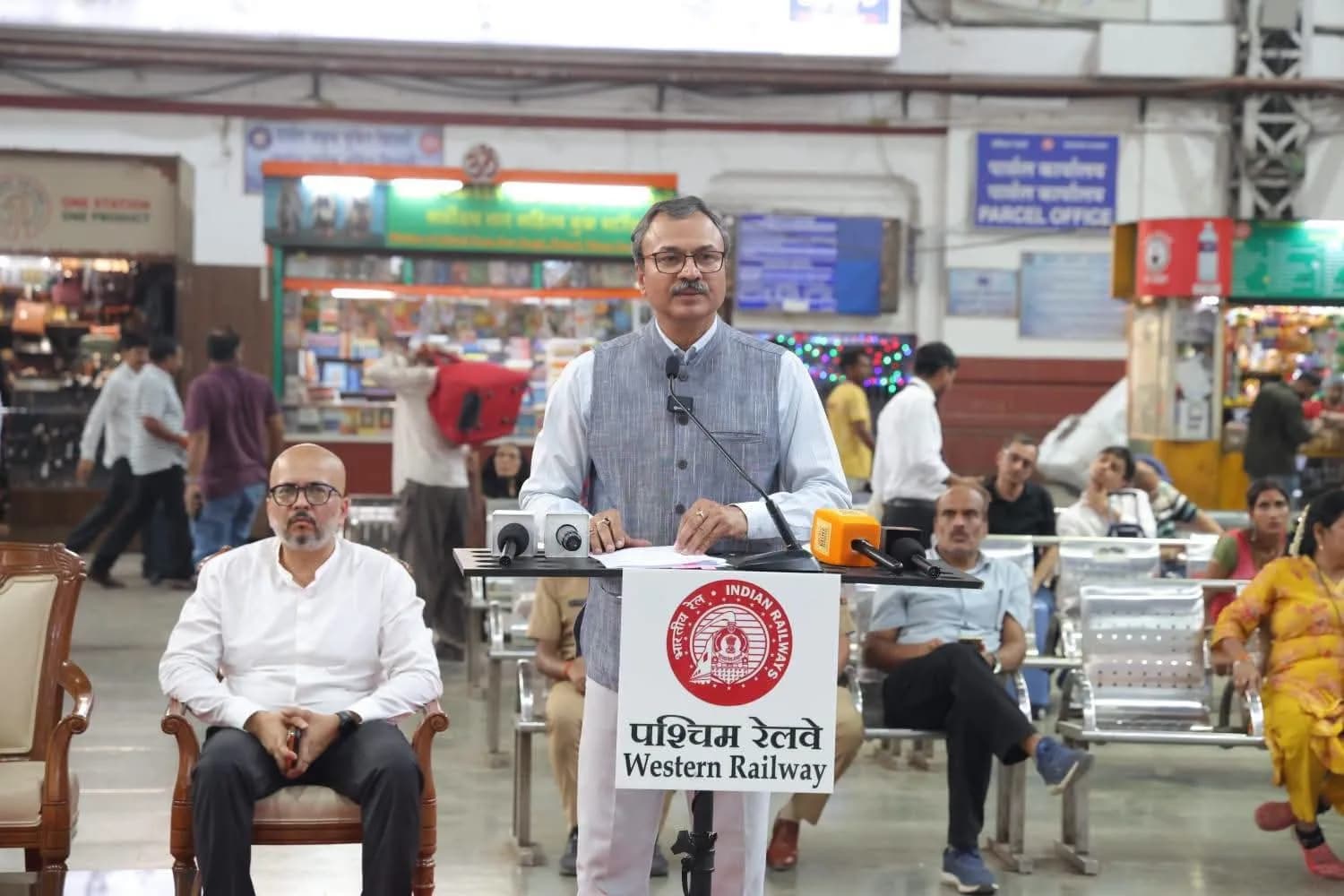 पश्चिम रेलवे के महाप्रबंधक रामाश्रय पाण्डेय ने यात्रियों से किया सीधा संवाद
