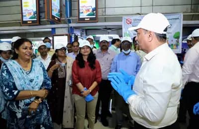 चर्चगेट स्टेशन पर रेल जन संवाद, PCCM तरुण जैन ने कर्मचारियों के साथ की साफ-सफाई
