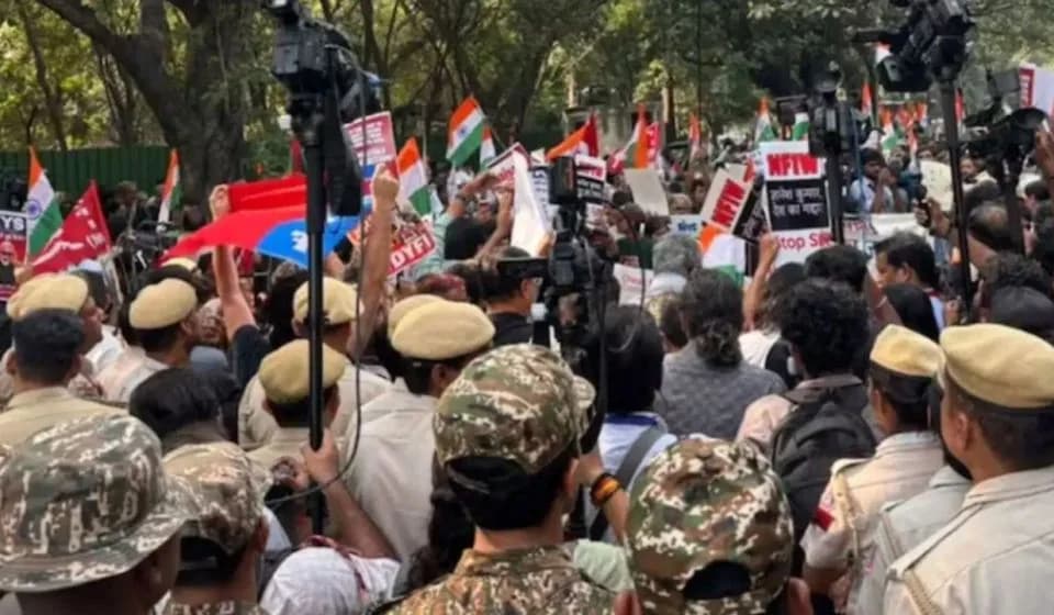 एसआईआर के विरोध में दिल्ली में मार्च, 100 से अधिक प्रदर्शनकारी हिरासत में