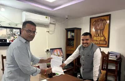 चूरू हादसा: मृतकों के परिजनों को आर्थिक सहायता दिलाने के लिए पराक्रम सिंह राठौड़ ने जिला कलेक्टर को सौंपा पत्र
