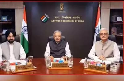 सुप्रीम कोर्ट में चुनाव आयोग का हलफनामा: SIR के तीनों आदेश सर्वसम्मति से,अनियमितताओं के आरोप खारिज
