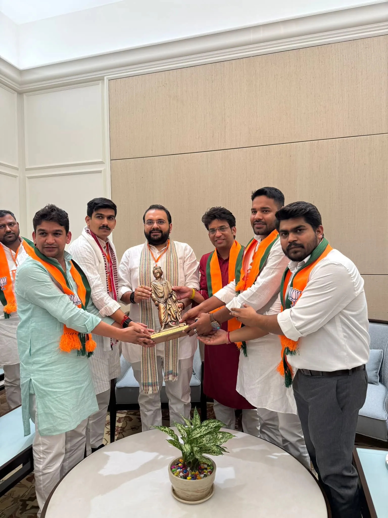 हिमांशु शर्मा के साथ राजस्थान युवा मोर्चा की टीम ने किया भाजयुमो के राष्ट्रीय अध्यक्ष हेमांग जोशी का अभिनंदन
