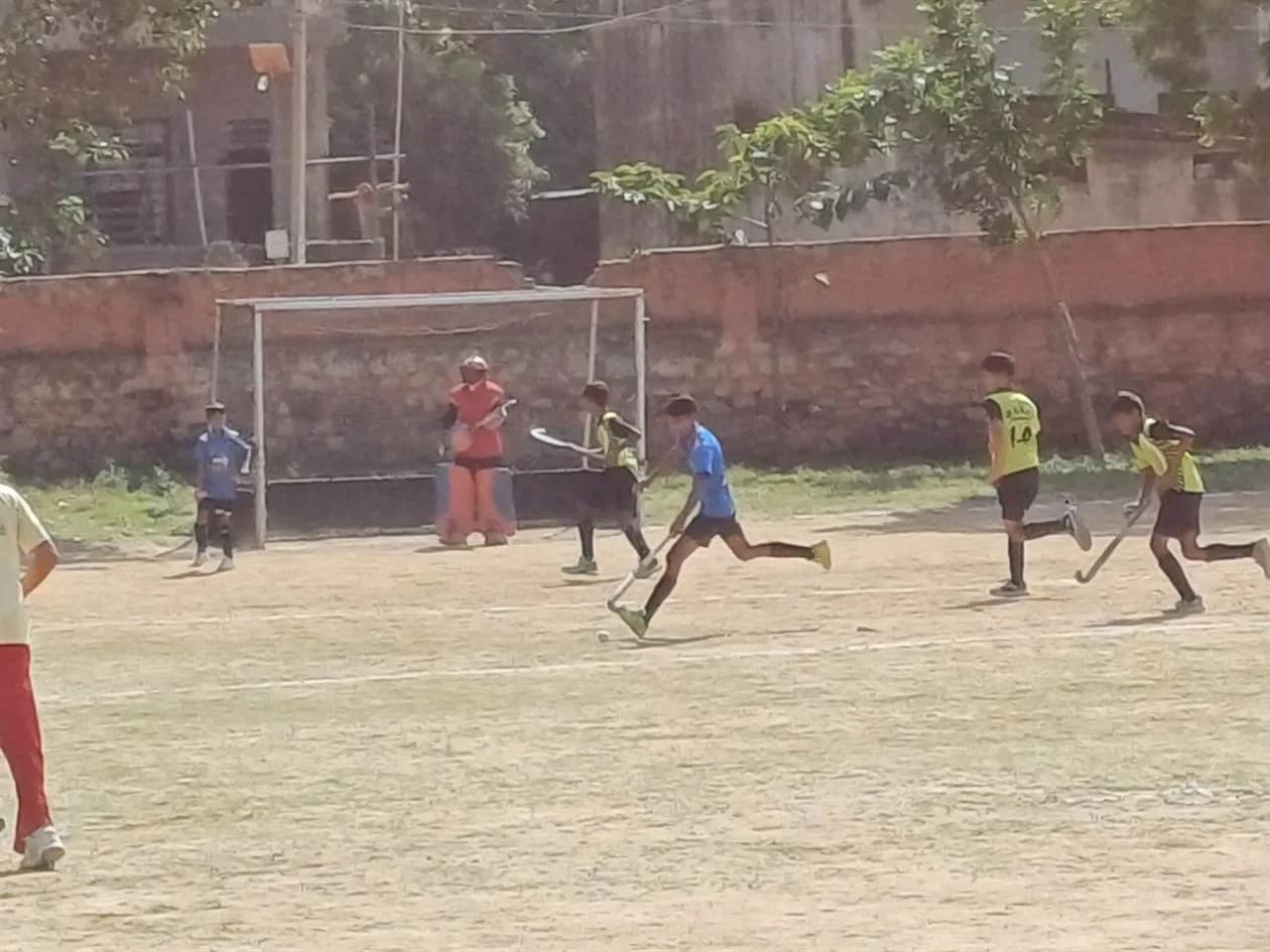 “एक खेल लोकतंत्र के नाम” अभियान के तहत शाहजहांपुर में हॉकी मैच आयोजित खेल के माध्यम से युवाओं को मतदान के महत्व के प्रति किया जागरूक, दिलाई निष्पक्ष एवं जागरूक मतदान की शपथ