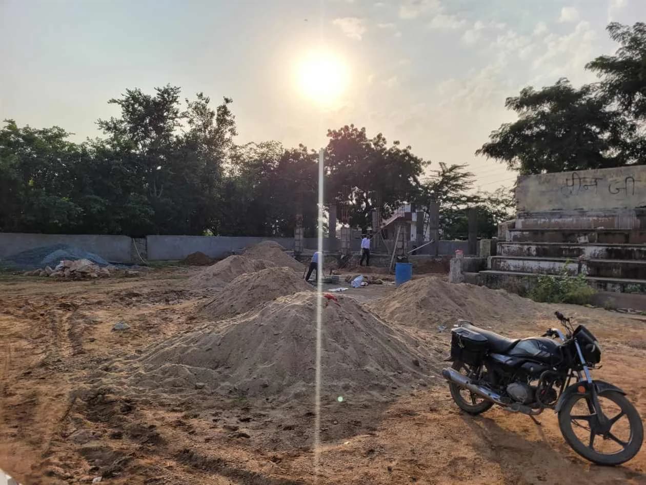 सीईओ मोहित कासनिया ने चौथ का बरवाड़ा में खेल मैदान विकास कार्य का किया निरीक्षण