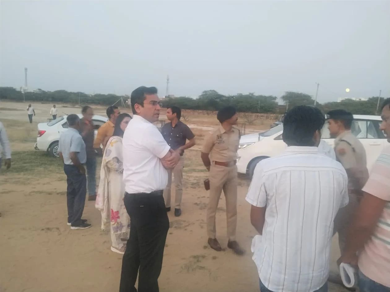 जिला निर्वाचन अधिकारी एवं पुलिस उपायुक्त ने चाकसू-कोटखावदा में पंचायत चुनाव की तैयारियों की समीक्षा की मतदान केंद्रों पर बिजली , छाया , पानी एवं शौचालय जैसी मूलभूत सुविधाएं सुनिश्च