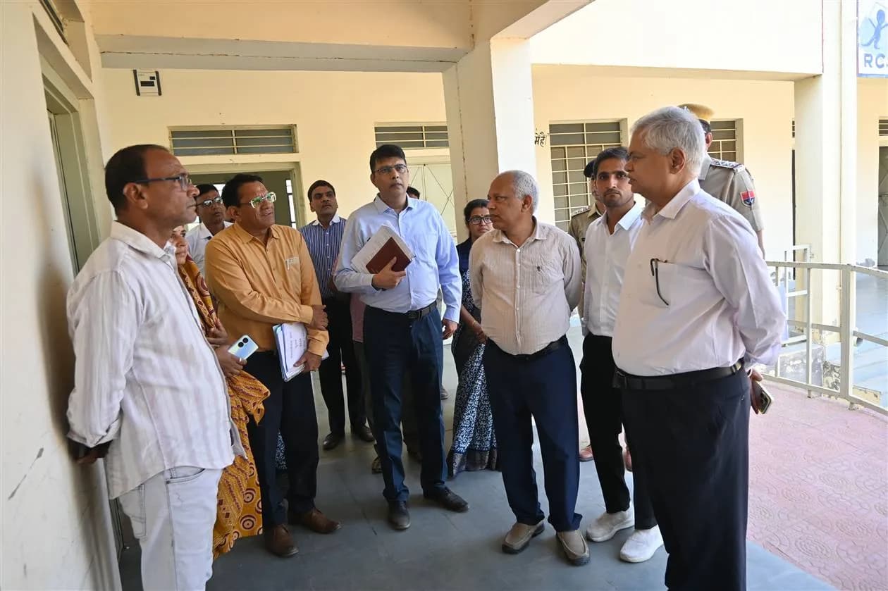 राज्य निर्वाचन आयुक्त राजेश्वर सिंह ने निष्पक्ष एवं पारदर्शी चुनाव संपन्न कराने के दिए निर्देश, —झुंझुनूं जिले की 6 पंचायत समितियों के लिए मतदान दल हुए रवाना —स्वीप गतिविधियों की
