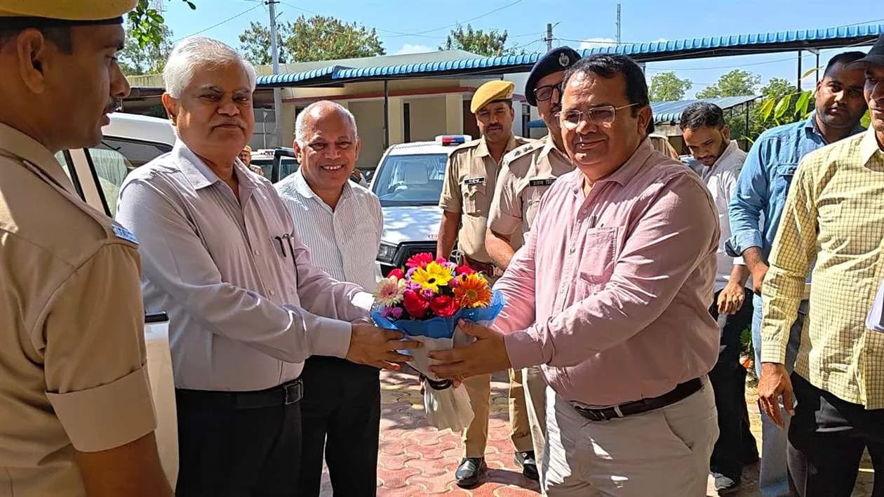 पंचायत चुनाव: राज्य निर्वाचन आयुक्त ने ब्यावर में मतदान केंद्रों का लिया जायजा निष्पक्षता से कराएं चुनाव, दिव्यांगों और बुजुर्गों को मतदान में नहीं हो परेशानी कलेक्ट्रेट में मीडिया