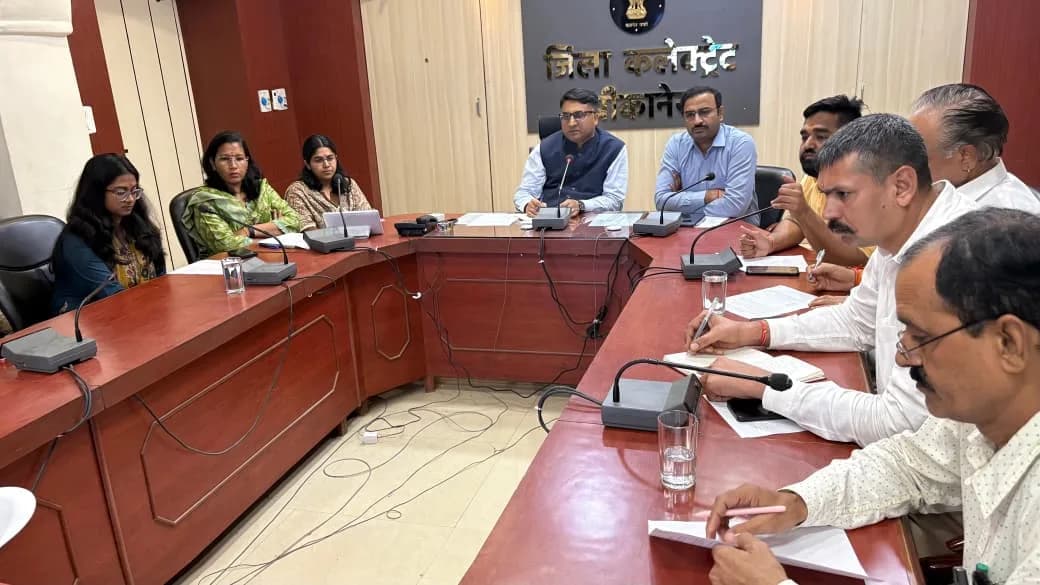 नगरीय निकाय चुनाव: ईवीएम का प्रथम रेंडमाइजेशन जनप्रतिनिधियों की मौजूदगी में संपन्न