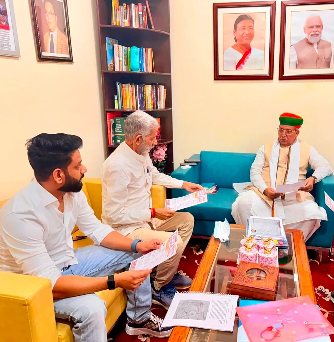 विधायक व्यास से रुष्ट बीजेपी नेता किराड़ू दिल्ली में केंद्रीय मंत्री मेघवाल से मिले,21 समर्थकों को बीजेपी की टिकट देने की रखी मांग