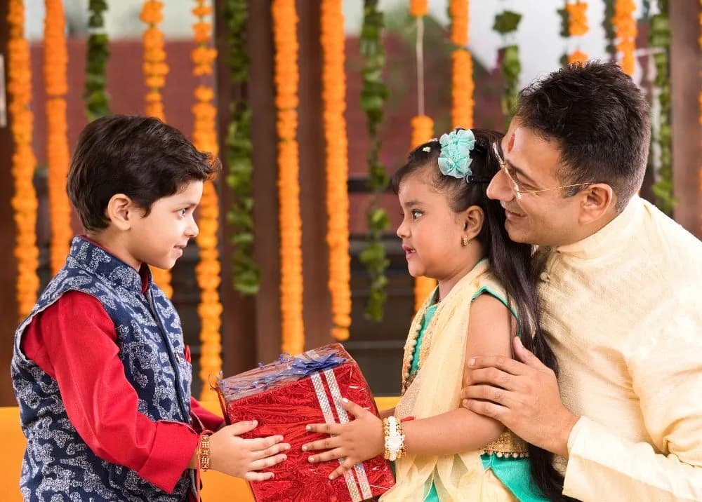 देशभर में आज मनाया जा रहा रक्षाबंधन पर्व, भाई-बहन के अटूट प्रेम का प्रतीक है राखी