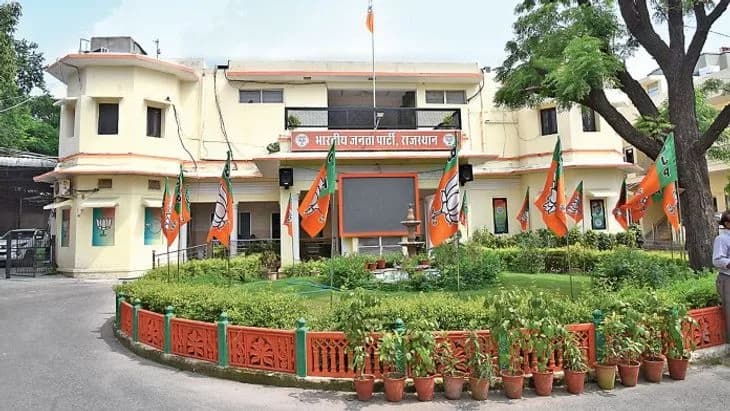 Bikaner News : भाजपा पार्षदों की बगावत पर क्या होगी कार्यवाही ?
महापौर चुनाव के बाद एक नेता और 13 पार्षदों की हुई शिकायत