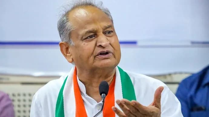 बीकानेर हाउस की फोटो प्रदर्शनी से 70 से अधिक तस्वीरें कथित रूप से हटाने का मामला गरमाया