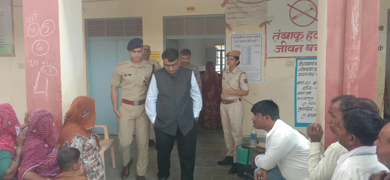 जिला निर्वाचन अधिकारी और एसपी ने किया मतदान केंद्रों का निरीक्षण, निष्पक्ष चुनाव के दिए निर्देश