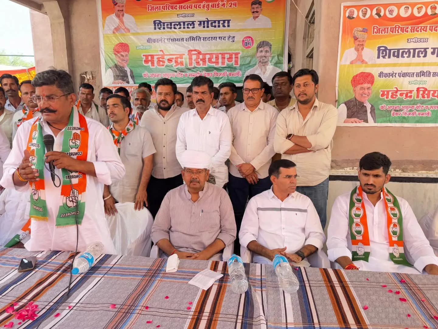 पूर्व मंत्री भंवर सिंह भाटी ने पांच गांवों में किया जनसंपर्क, कांग्रेस प्रत्याशियों के समर्थन में मांगे वोट