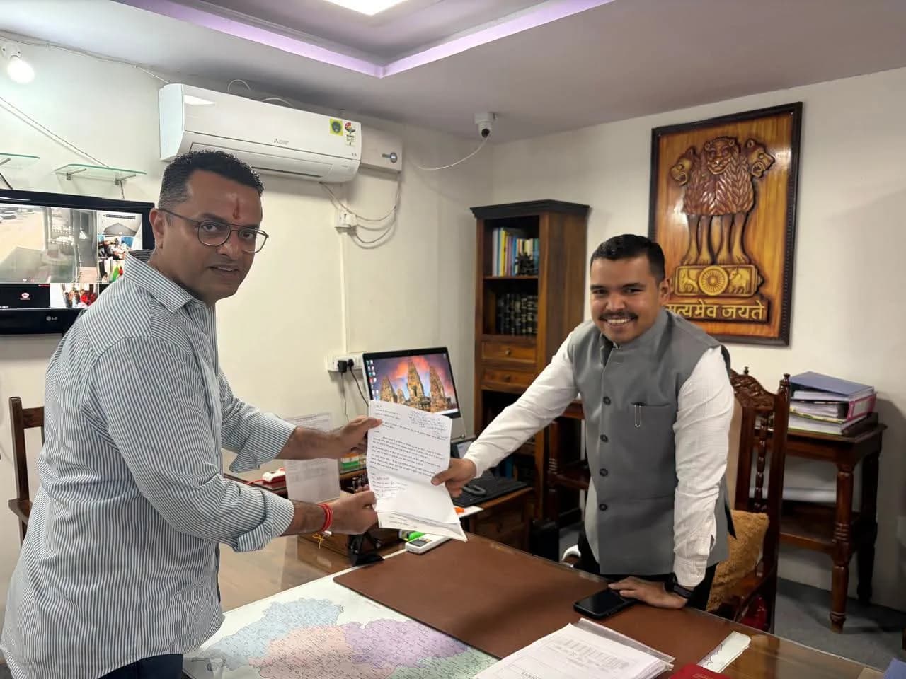 चूरू हादसा: मृतकों के परिजनों को आर्थिक सहायता दिलाने के लिए पराक्रम सिंह राठौड़ ने जिला कलेक्टर को सौंपा पत्र
