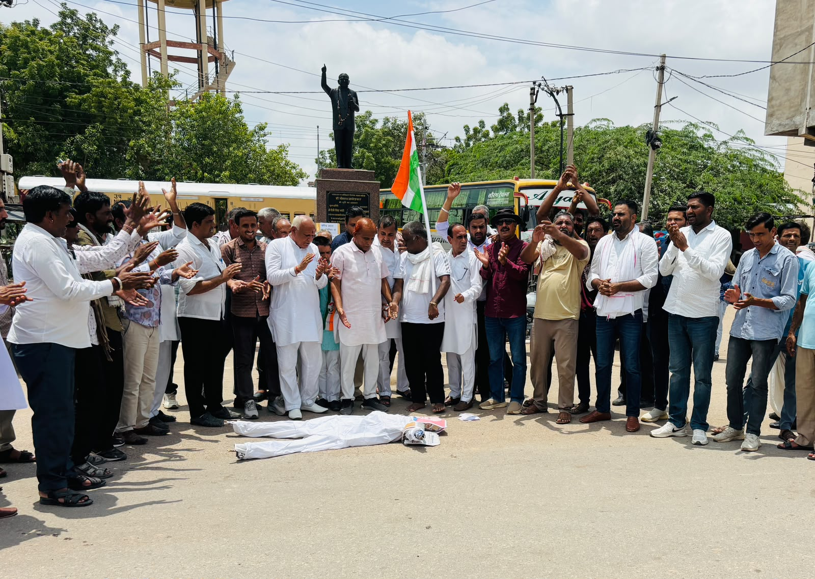 नोखा में कांग्रेस का प्रदर्शन: प्रधानमंत्री का पुतला दहन, शिक्षा मंत्री धर्मेंद्र प्रधान के इस्तीफे की मांग