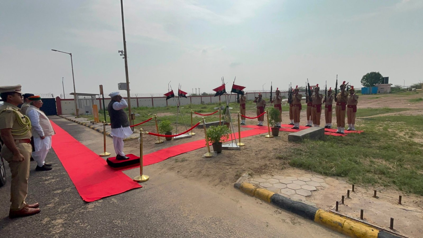 राज्यपाल श्री हरिभाऊ बागड़े पहुंचे बीकानेर,नाल एयरपोर्ट पर दिया ऑफ ऑनर